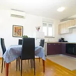 Majda 1932 Apartman *